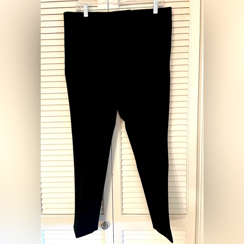 “Ann Taylor” black womens ankle length trousers. Like new.